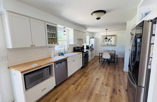 Allouez House | 5 Bdrm Beautiful Home in Safe Neighborhood 7 minute drive to Lambeau