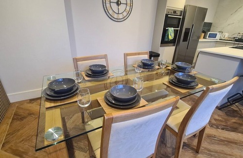 Ayr Apartment | 5 Bed Sleeps 10 Full Kitchen Parking