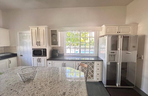 Runaway Bay Villa | 5 Bed Villa Sleeps 14 - Private Pool