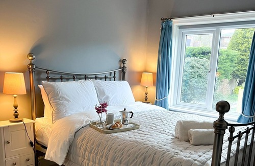 Poole House | 5 bedroom, 3 bathroom family house near the beach. Pet friendly.