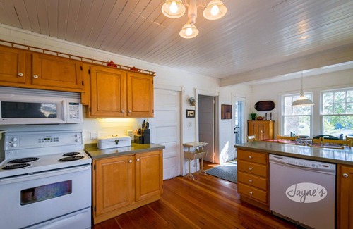 Georgian Bay Cottage | 5 bedroom, 4 bath, Lake Joseph, Sunsets! Amazing views! Privacy! Old Muskoka!