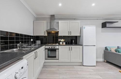 Holbrooks Apartment | 5-Bedroom Contractor Home near CBS Arena