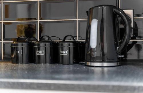 Holbrooks Apartment | 5-Bedroom Contractor Home near CBS Arena