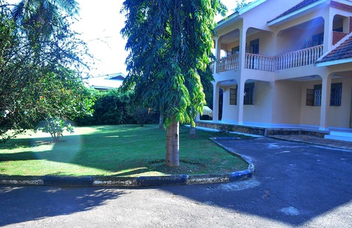 Entebbe House | 5 Bedroom House in a serene environment with compound for pets