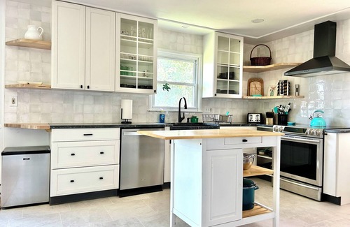 Bloomington House | 5 bedroom house with hot tub, pool table and bar next to Deer Park Manor