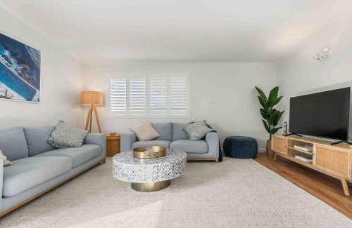 Culburra Beach House | 5 Bedroom Pet Friendly Home - 50m to Culburra Beach