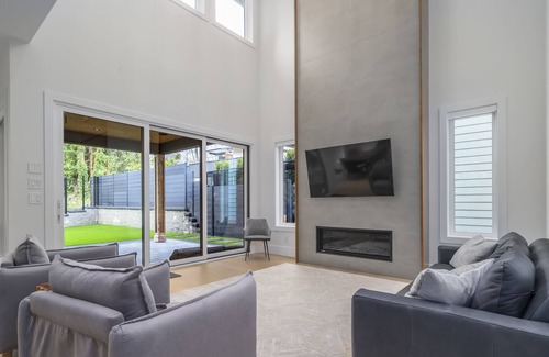 Port Coquitlam House | 5 bedroom private modern home - 3.5 bath - Sleeps 10