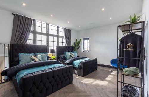 Brighton Apartment | 5 Beds 2 Bath City Apartment On Street Parking - Rose Platinum Properties