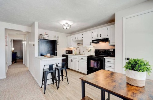 Bristol Apartment | * 5 BEDS Lakefront Beach Access