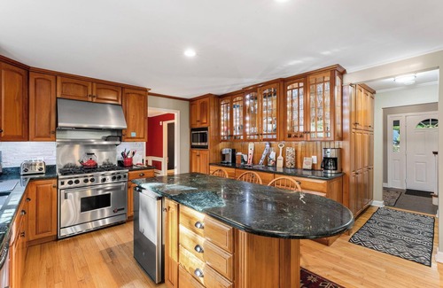 Killington House | 5 BR 3.5 Bath Killington Home with Hot Tub, Huge Dining Table, K1 Parking pass