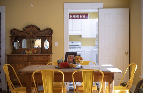 Lakeside Cottage | 5 BR Cottage a Short Walk to Pier Street Beach Access.
