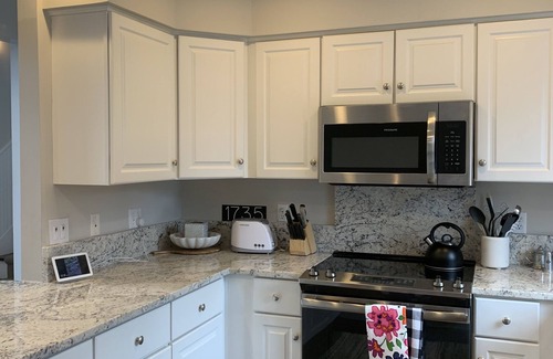 Chestnut Springs House | 5 BR, Sleeps 14, Hot Tub, EV Charger, Golf Course Views