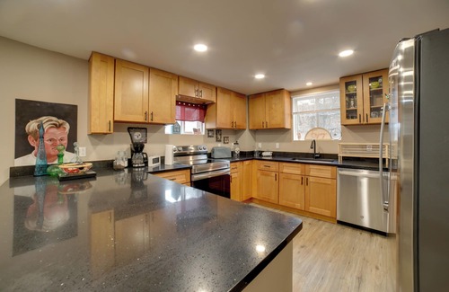 South Hills House | 5 Mi to Dtwn Pittsburgh: Home w/Deck!