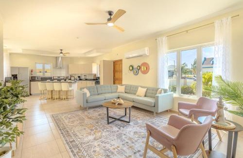 Opal Apartment | 5 min to Beach Luxe Villa Opal Breeze by Bocobay