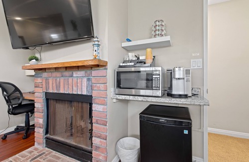 Fox Hills Apartment | 5 MIN TO LAX, Private entrance studio apartment. Pet friendly apartment