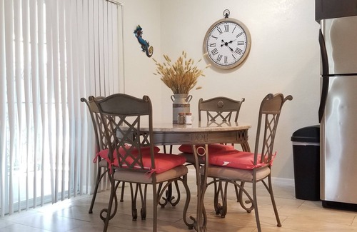 Carver City - Lincoln Gardens House | ✈5 Min to TPA ★Charming Home ★Netflix ✔Long Stays