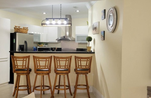 Bahamas Terrace Condo | 5 Min Walk to a Beach Paradise