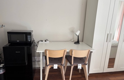 Hollyburn House | 5 min walk to beach- Independent Bedroom with Private Full Bathroom and Entrance