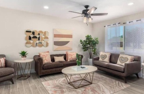New Papago Parkway House | 5 minutes from Old Town Scottsdale. With outdoor seating, hottub and fire pit.