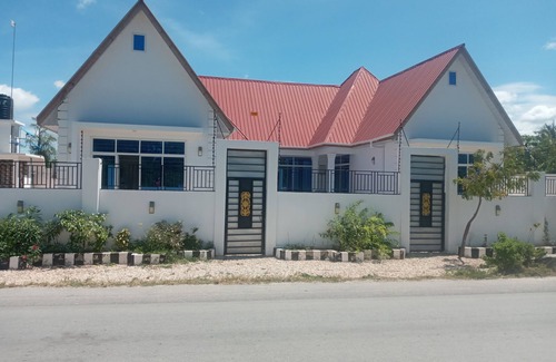 Jambiani House | 5 minutes to the beach! Family-sized house with a swimming pool.