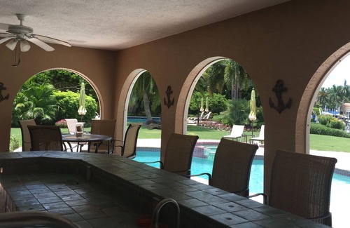 Bay Isle House | 5⭐️ SIESTA KEY WATERFRONT RANCH, POOL, DOCK, LIFT, DESK AREA, MASSAGE ROOM