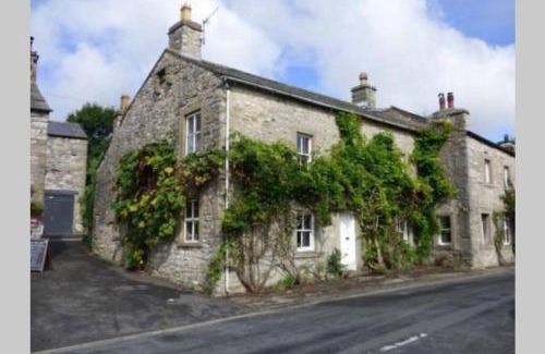 Austwick House | 5 Star Cottage on the Green with Log Burner - Dog Friendly