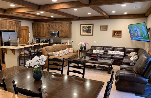 Mammoth Lakes House | 5 Star Luxury, Stunning, LARGE 3 Bedroom, Walk to CANYON Lodge Chairlift Sleep 8