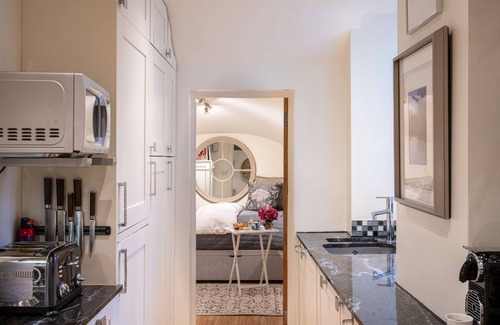Warwick Apartment | 5-STAR LUXURY, Super Location, Air Con, Private Garden, Car Service & More!