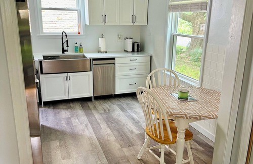 Morris Park House | 500mbWifi + MOA + Airport + Parking + Sit/Stand Workspace + Yard