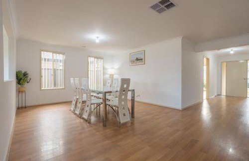 Tarneit House | 511 m² House ∙ 1 bedroom ∙ 8 guests
