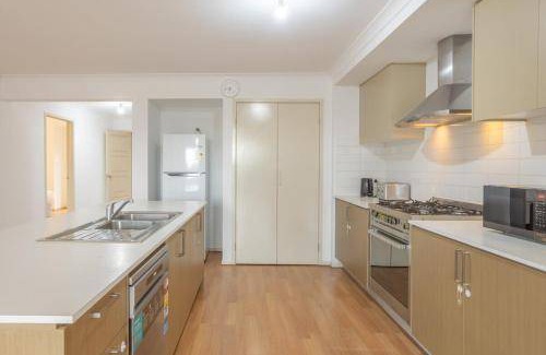 Tarneit House | 511 m² House ∙ 1 bedroom ∙ 8 guests