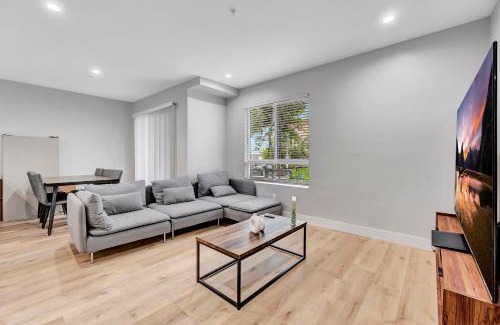 Hollywood Apartment | 546 Havard
