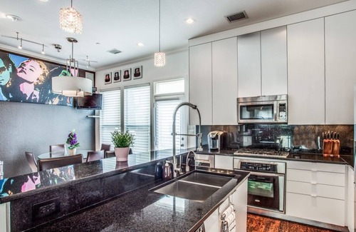 Legacy Park House | 5792 Robbie · Driem house- Award Winning - 1 minute to shops