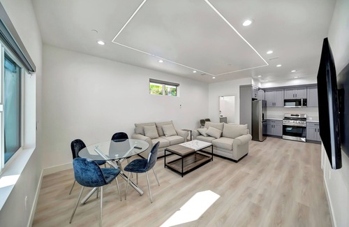 Tarzana House | 5841 Vanalden Ave 3 bedroom 2 1/2 bath House All the amenity includes.
