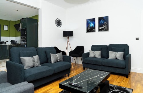 Liberton House | 5Bed Detached, Parking, 1 Bus to Airport, Jacuzzi, Sleeps10