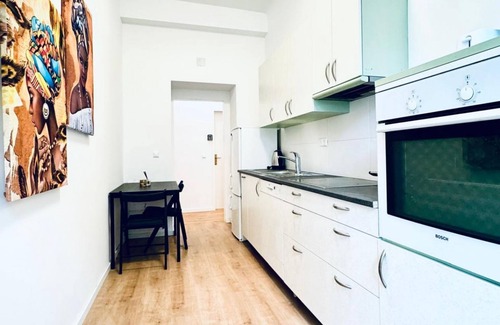 Rudolfsheim-Funfhaus Apartment | 5BR Apt. Ideal for Groups; 7- Min to Westbahnhof