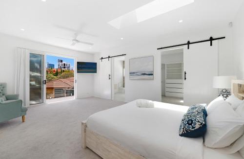 Mermaid Waters Villa | 5BR Mermaid Waters Luxury Home