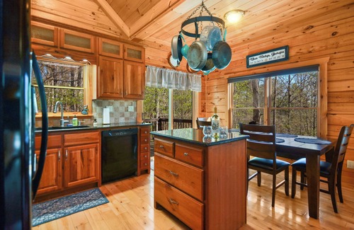 Ridges Over the Lake Cabin | 5BR, Near Lake Blue Ridge+Hot Tub+ Games+Fire pit