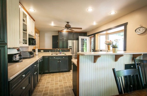 Mono House | 5BR Riverfront Retreat w/Firetable, BBQ, and Deck