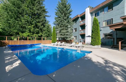 Whistler Creekside Condo | 5min Walk to Ski Bike/Creekside Gondola/Free Parking Hot tub /Pool, Bring Pet