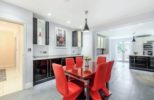 Northwood House | 6 Bed House - Sleeps 11 - Pets - Garden - Parking