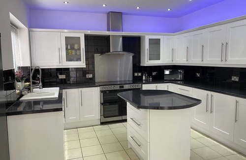 Fenham House | 6 Bed-Sleeps 12-Hot Tub-Free Parking-Pet Friendly