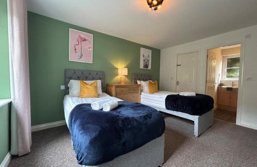 Nantwich House | 6 Bed, Sleeps 14, En-suites & Parking