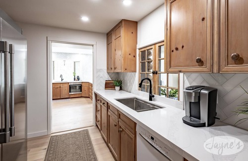 Oro-Medonte Cottage | 6 bedroom 4 bathroom cottage on Bass Lake near Orillia
