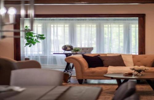 Cleveland House | 6 Bedroom Entire Duplex for Large Groups