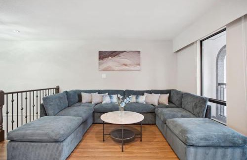 Killarney House | 6 Bedroom Family Home with Indoor Arcade, BBQ, Huge Backyard & Pickleball