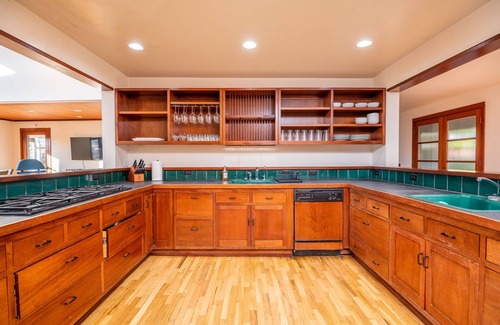 Amazon House | 6 Bedroom Home, Walk to Hayward!