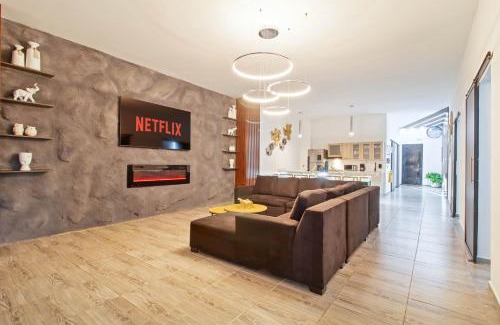 Zona Rosa Apartment | 6 bedroom with Jacuzzi 1 block from LLeras P10