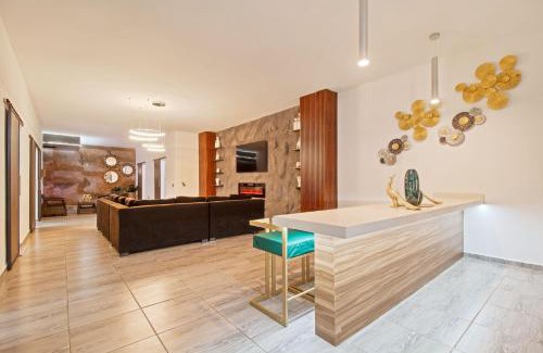 Zona Rosa Apartment | 6 bedroom with Jacuzzi 1 block from LLeras P10