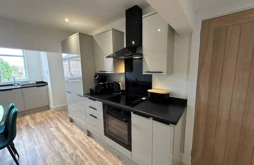Old Trafford Apartment | 6 Guests-Free Parking-20min Manchester City Centre